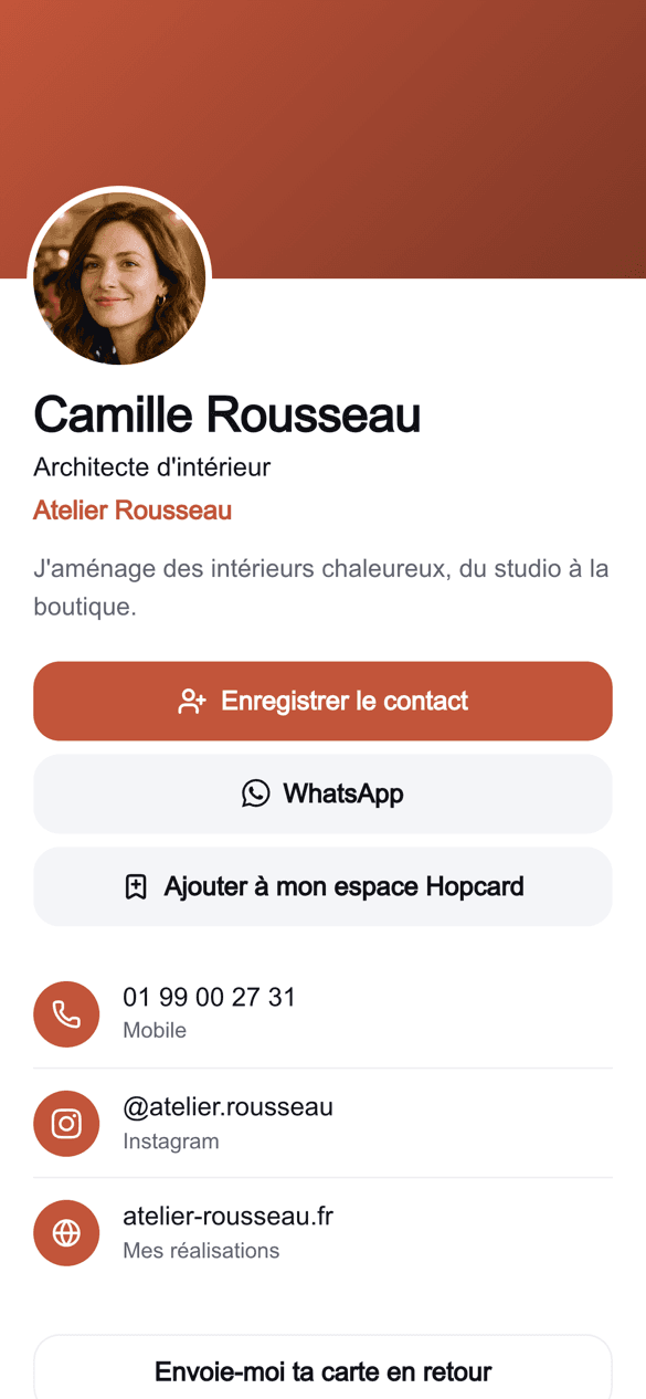 La carte de Camille Rousseau, architecte d'intérieur, ouverte sur un iPhone