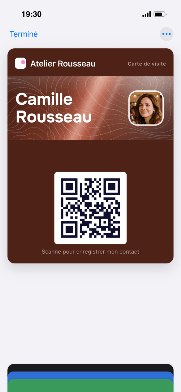 La carte de Camille dans Apple Wallet, avec son QR code